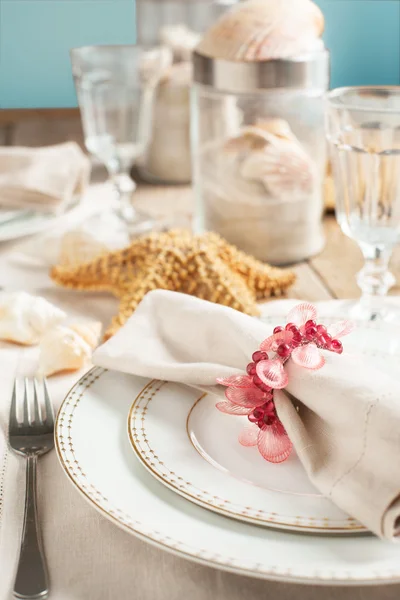 Tavolo estivo decorato con stelle marine e conchiglie — Foto Stock