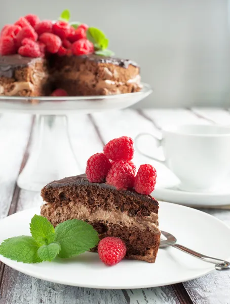 Bolo de chocolate com framboesas — Fotografia de Stock