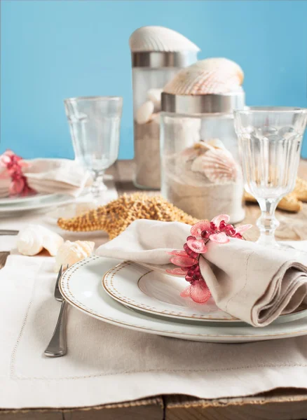 Mesa de verano decorada con estrellas de mar y concha de mar —  Fotos de Stock