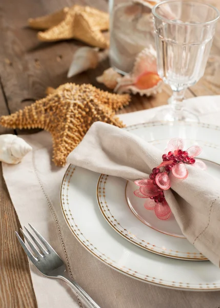 Jogo de mesa de verão decorado com estrela do mar e concha — Fotografia de Stock