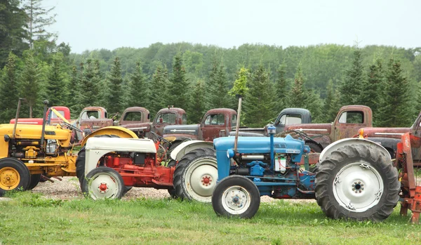 Very old tractors and cars — Stock Photo, Image