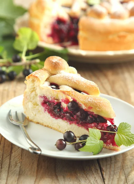 Yeast dough pie with black currant — Stock Photo, Image