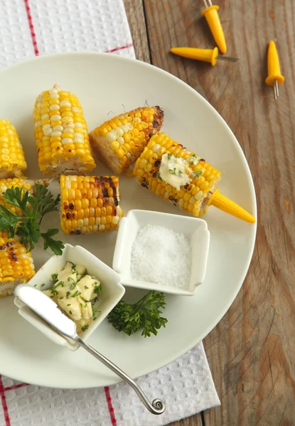 Grilled corn with herb butter and salt — Stock Photo, Image