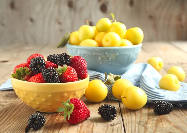 Bowls of summer berries and fruits — Stock Photo, Image