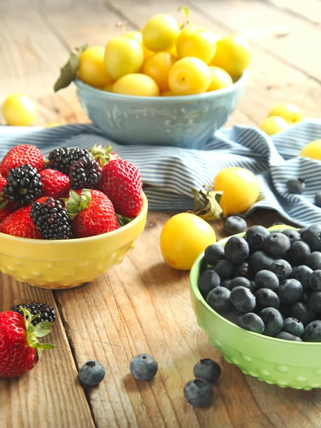 Tigelas de bagas e frutas — Fotografia de Stock