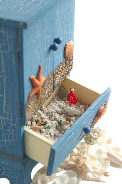 Decorazione marina. Piccolo armadio decorativo con sabbia e decorazione — Foto Stock