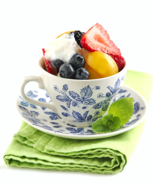 흰색 배경에 고립 된 컵에 요구르트와 과일 샐러드 — 스톡 사진