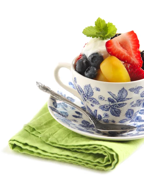 Salada de frutas com iogurte em copo isolado no fundo branco — Fotografia de Stock