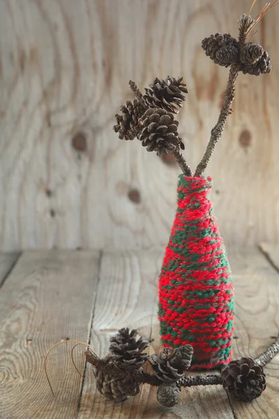 Weihnachtskomposition mit Tannenzapfen am Ast — Stockfoto