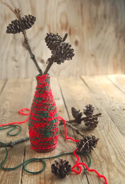 Composición de Navidad con conos de pino en la rama —  Fotos de Stock