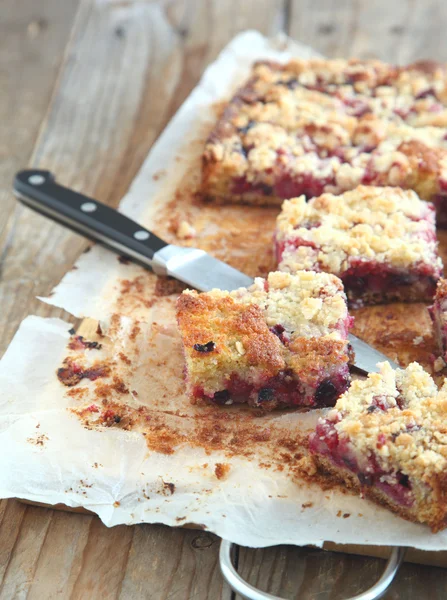 Blackcurrant and raspberry crumble cake — Stock Photo, Image