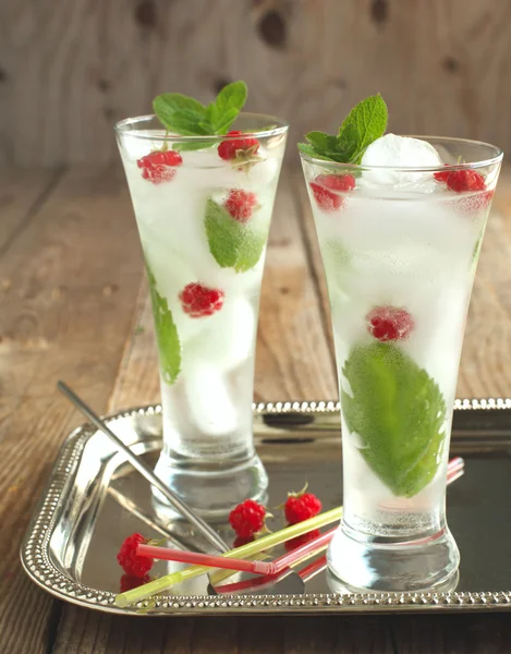 Vaso de agua de soda con menta y frambuesa —  Fotos de Stock