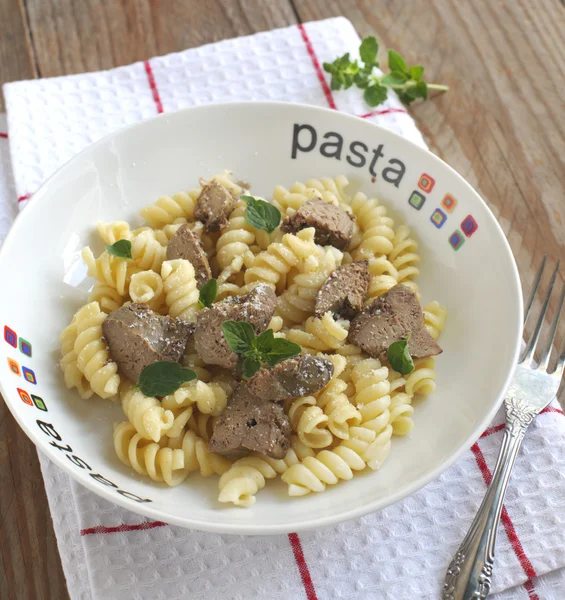 Pasta. Fusilli pasta with chicken liver, oregano and parmesan chese — Stock Photo, Image