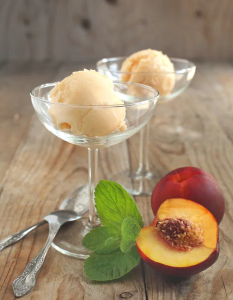Peach (nectarine) ice cream — Stock Photo, Image