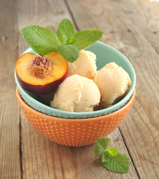Peach ice cream in bowl — Stock Photo, Image