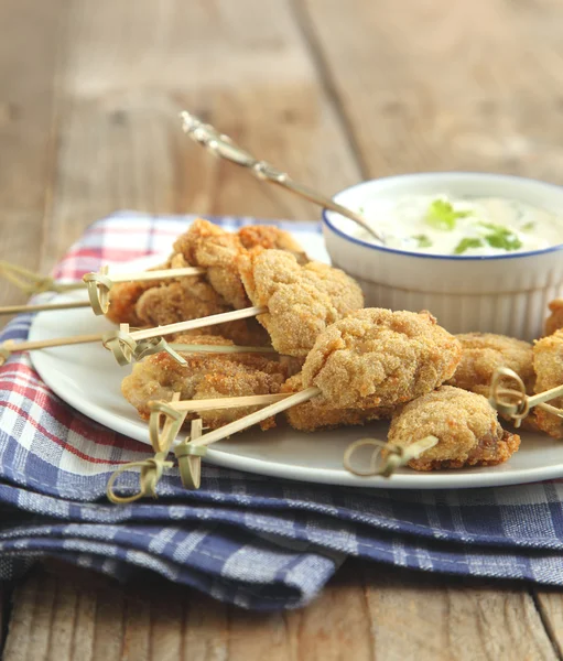 Picadas de frango fritas crostadas com farinha de milho com molho de erva de iogurte — Fotografia de Stock