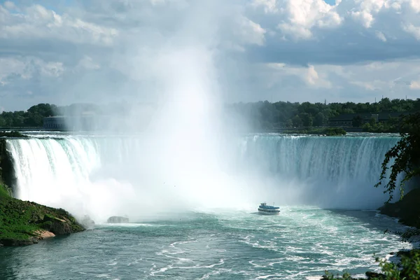 Cataratas del Niágara con barco turístico —  Fotos de Stock