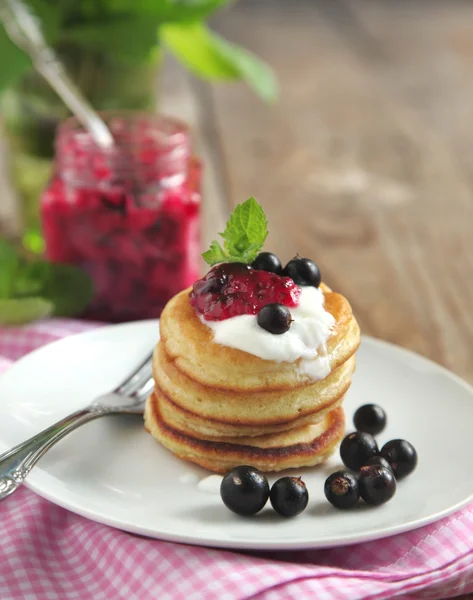 Panquecas com creme azedo e geléia de groselha preta — Fotografia de Stock