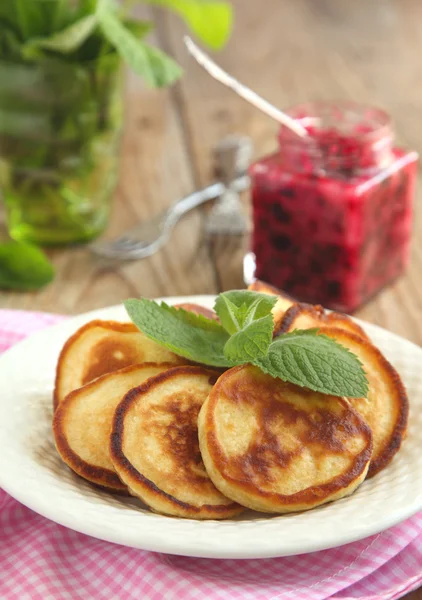 Pancakes with black currant jam — Stock Photo, Image