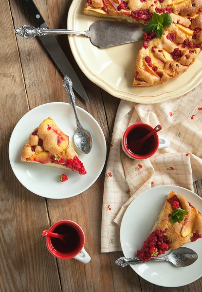 桃とラズベリーのケーキ — ストック写真
