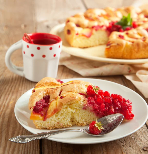 桃和覆盆子蛋糕 — 图库照片