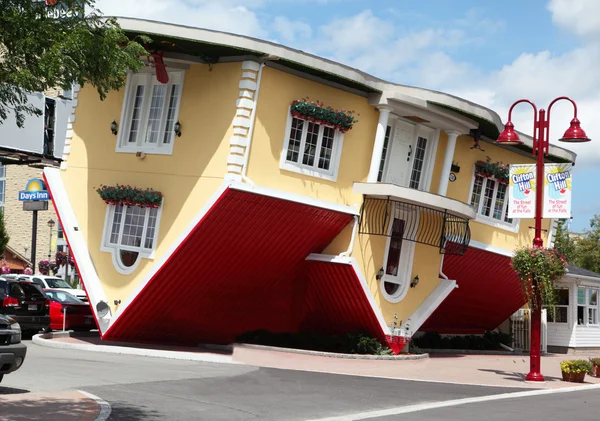 NIAGARA FALLS, Canada - AUG 4: Attraction Upside Down House in Niagara Falls, Canada, August 4, 2013 — Stock Photo, Image