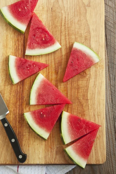 Slices of watermelon on wooden chopping board — Stock Photo, Image