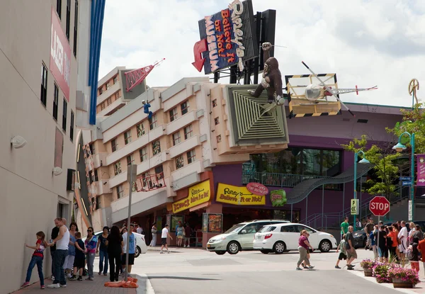 NIAGARA FALLS, Canada - AUGUST 4: Famous Clifton Hills Street area on August 4, 2013 in Niagara Falls,Canada. — Stock Photo, Image