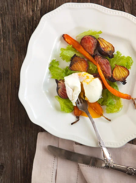 Roasted-vegetable salad with poached eggs — Stock Photo, Image