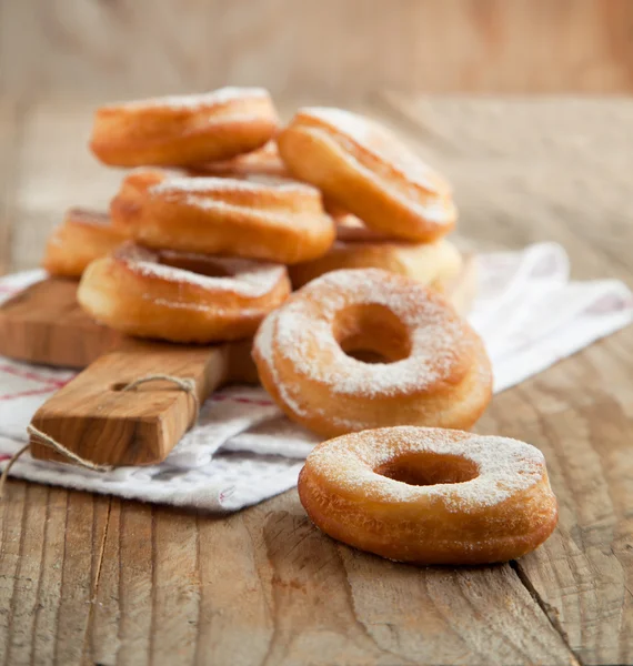 Donuts frescos com açúcar em pó — Fotografia de Stock