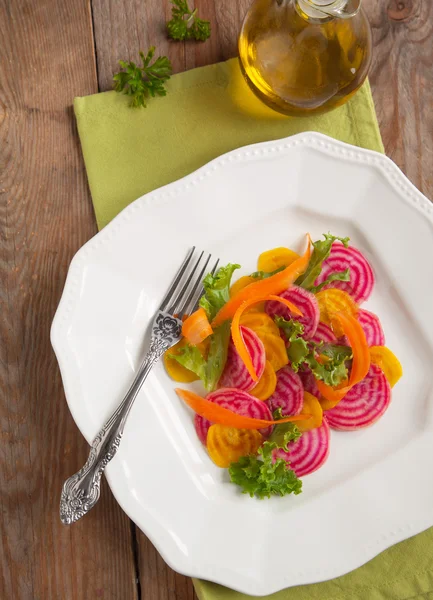 Plaka üzerinde kırmızı pancar ve havuç salatası — Stok fotoğraf
