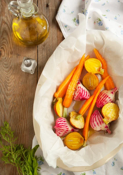 Remolacha fresca y zanahorias en plato listo para hornear — Foto de Stock