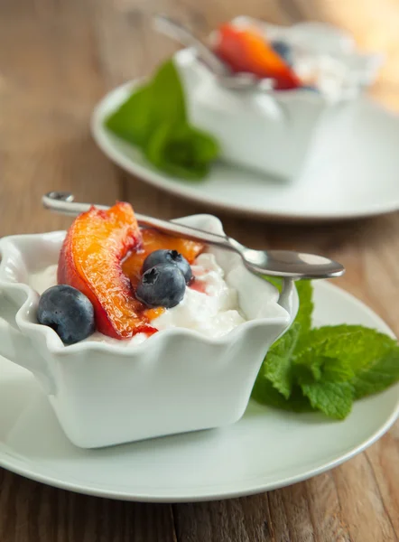 Cottage cheese with blueberries and caramelized peaches — Stock Photo, Image