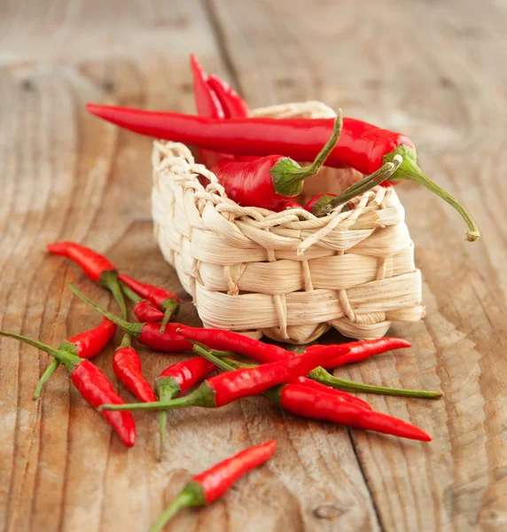 Rote Chilischoten und scharfe thailändische Chilischoten — Stockfoto