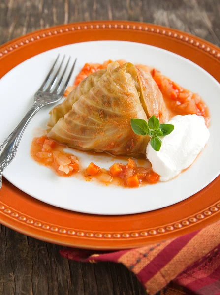 Stuffed cabbage rolls with cream — Stock Photo, Image