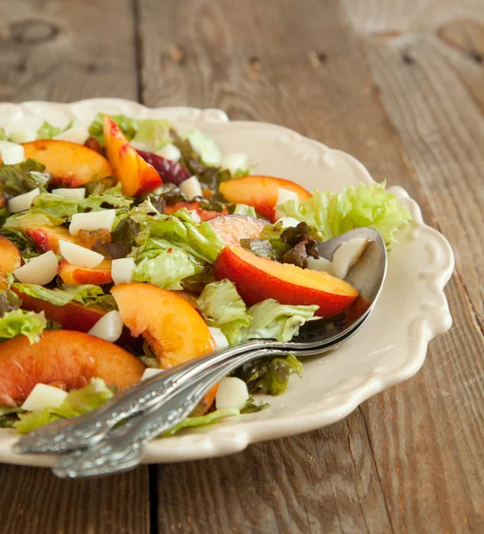 Salad with peach and mozarella — Stock Photo, Image