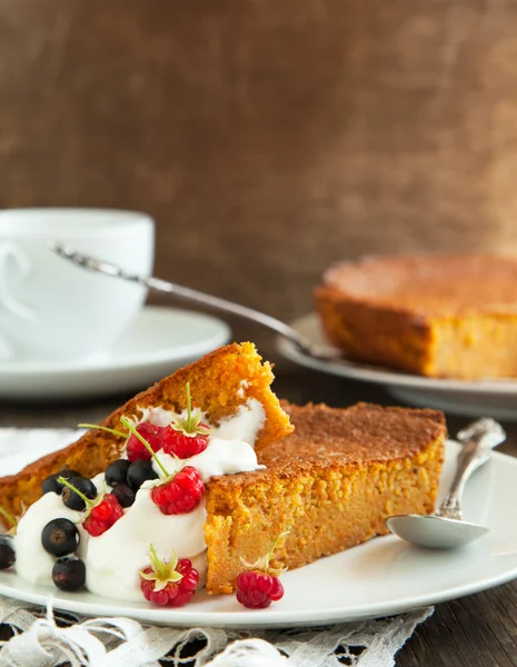 Rebanadas de pastel de zanahoria con crema batida y bayas —  Fotos de Stock