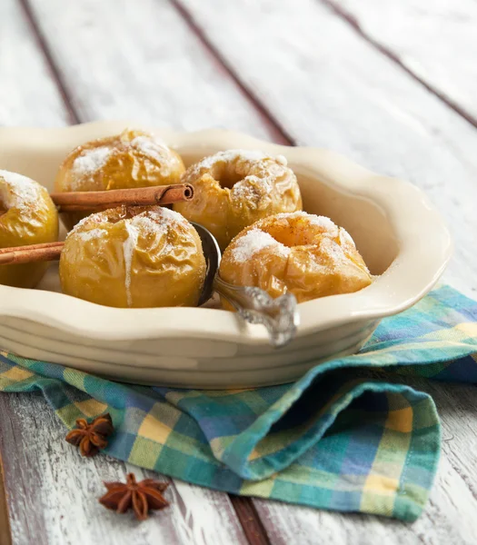 Bakte epler. Selektivt fokus – stockfoto