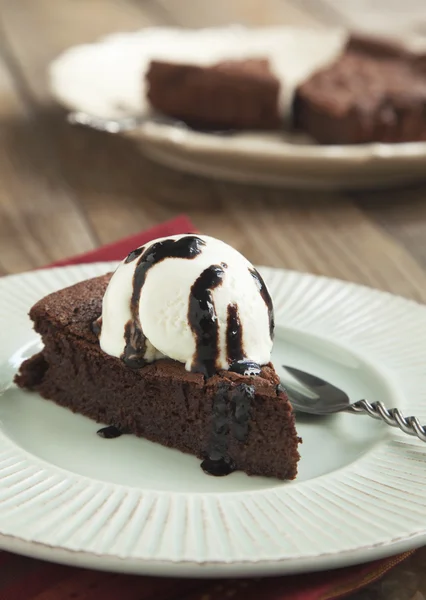 Schokoladenmandelmehlkuchen mit Balsamico-Nieselregen — Stockfoto