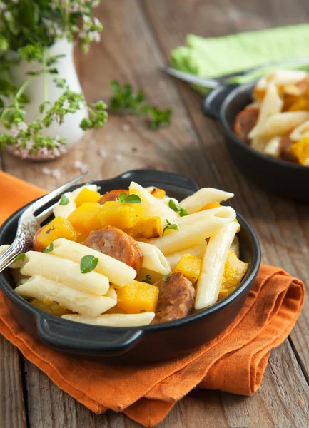 Pasta mit Sahnesoße, italienischer Wurst und Kürbis — Stockfoto