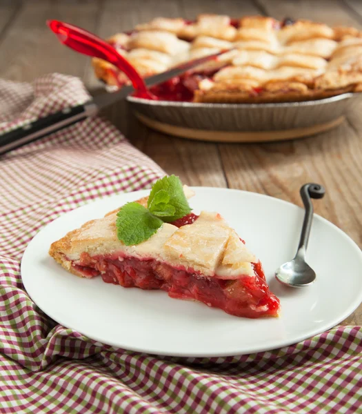 Torta de morango e ruibarbo — Fotografia de Stock