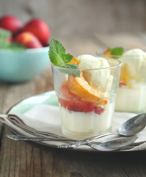 Helado de vainilla con duraznos caramelizados —  Fotos de Stock