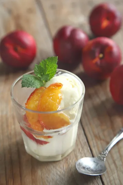 Helado de vainilla con duraznos caramelizados — Foto de Stock