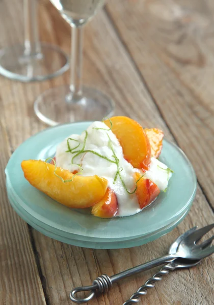 Karamellisierte Pfirsiche mit Limettenjoghurt-Creme — Stockfoto