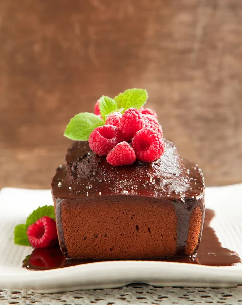 Pastel de pastel de chocolate con glaseado de chocolate —  Fotos de Stock