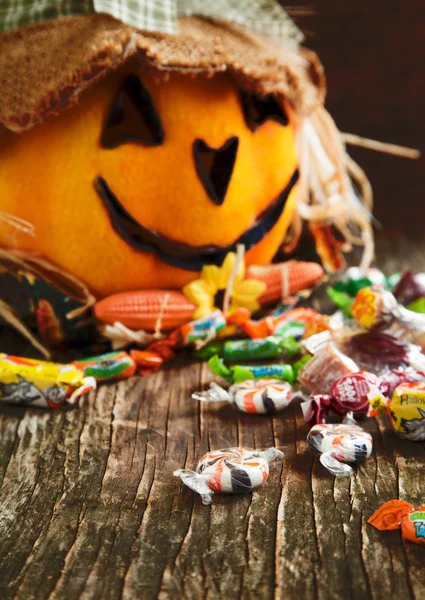 Bunte Halloween-Süßigkeiten und Jack-o-Laterne — Stockfoto