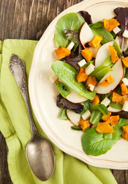 Sallad med rostad pumpa, äpplen, ost — Stockfoto