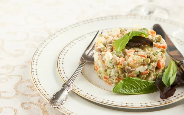 Salade traditionnelle russe Olivier. Concentration sélective — Photo