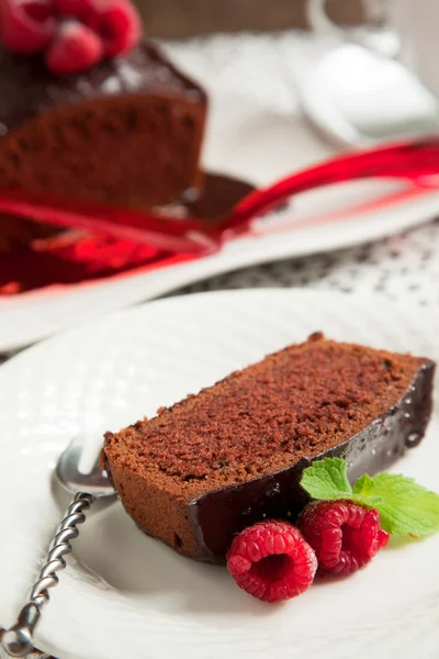 Csokoládé loaf cake, csokoládé cukormáz és málna — Stock Fotó