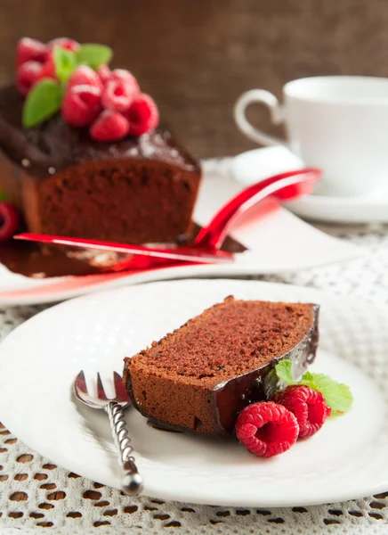 Chocolate loaf cake with chocolate frosting and raspberry — Stock Photo, Image
